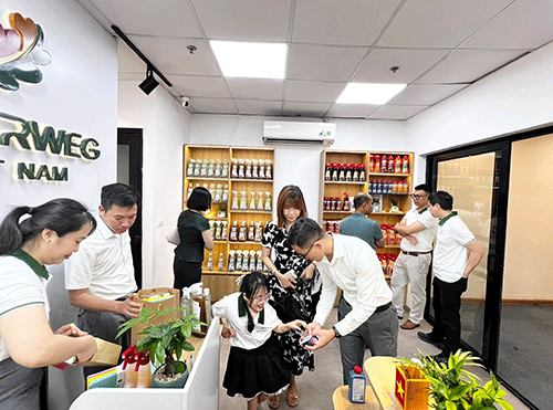 Kết Nối Và Đồng Hành: Chắp Cánh Ước Mơ Khởi Nghiệp 2 Ảnh doanh nghiệp trẻ đến thăm