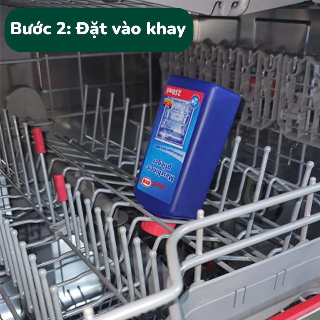 Vệ sinh máy rửa bát: 3 bước chuẩn Đức 2 Bước 2: úp ngược chai dung dịch vệ sinh và cài vào khay xếp chén đĩa trên cùng của máy rửa bát